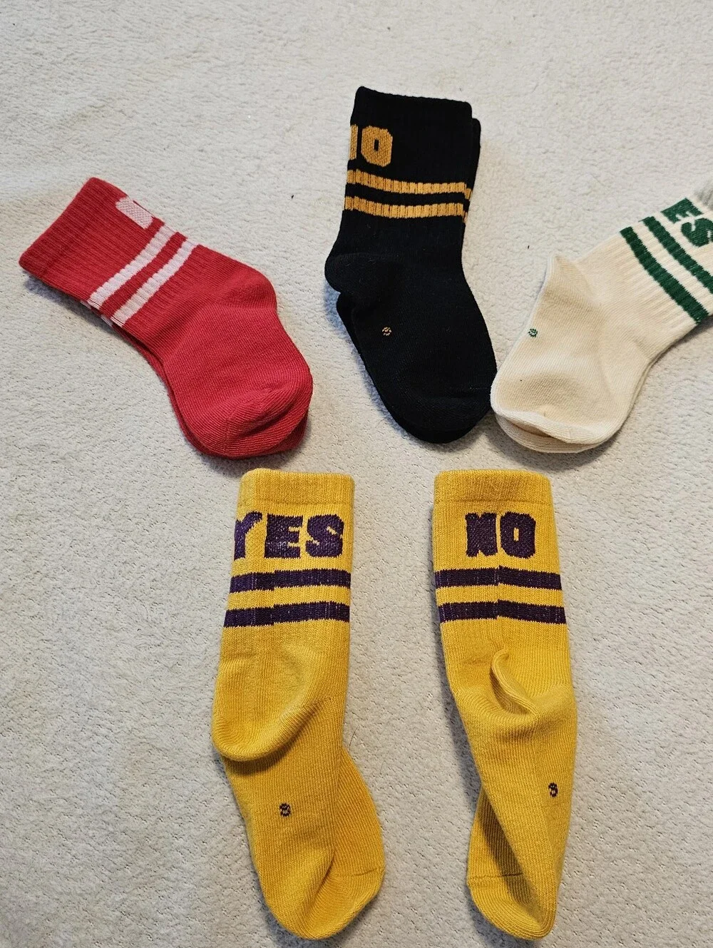 4 Prs Toddler Small Yes No Conversation Socks Multi Color BNWOT Cute Teaching